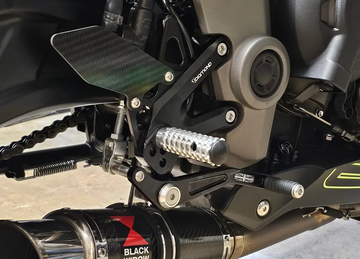 Triumph Daytona 660 2024> Diamond Race Products Rearsets 1